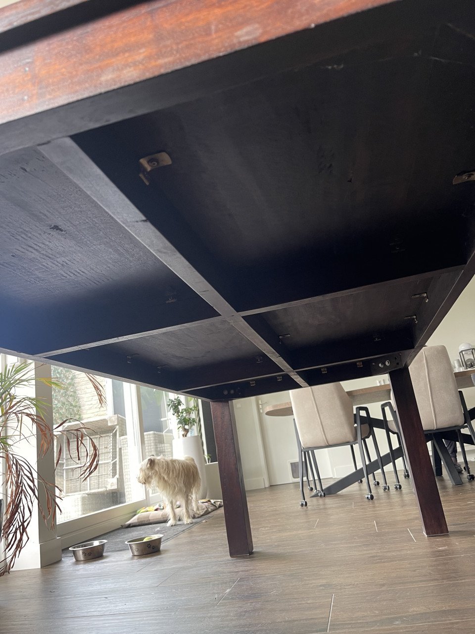 Robuuste hardhouten eetkamer tafel.