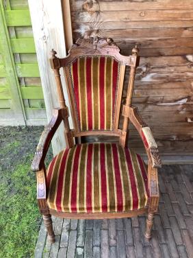 Antieke stoel met gestreepte bekleding.
