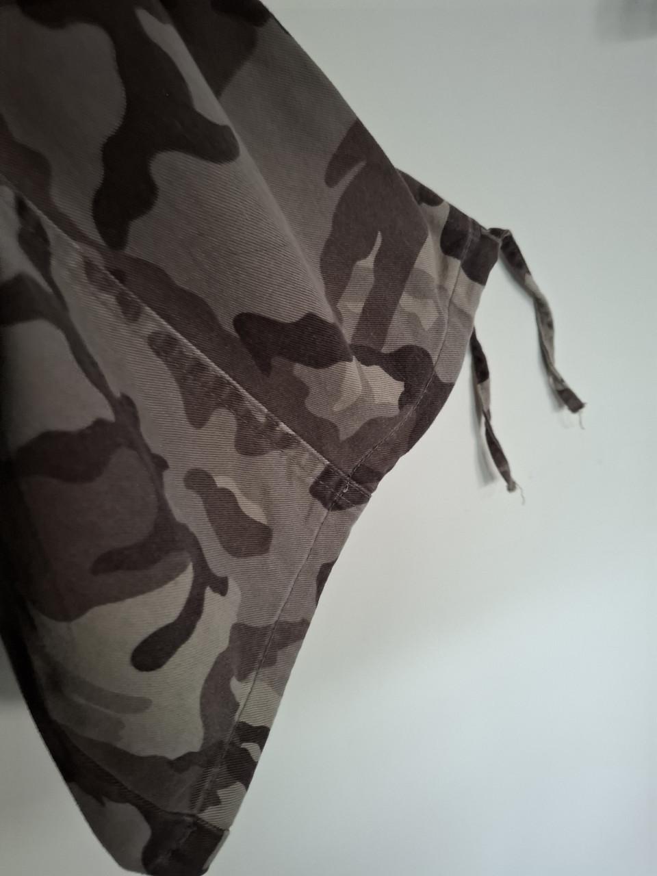 Camouflagebroek met borduursel. Maat 44. Nieuw