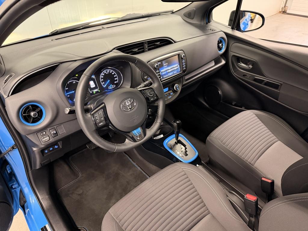 Toyota Yaris 1.5 hybrid skyblue edition