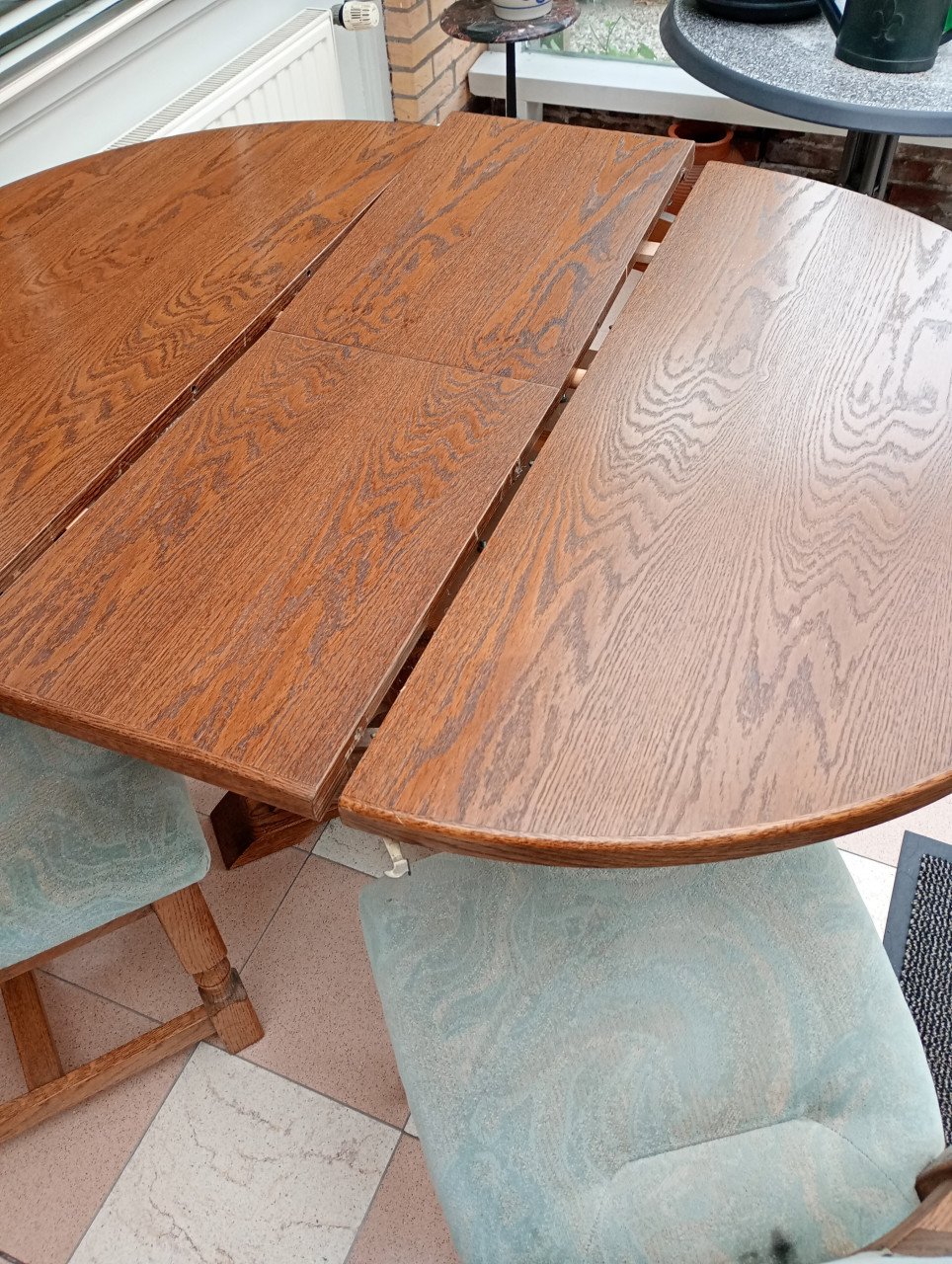 Eiken tafel met 4 stoelen. (gratis afhalen)
