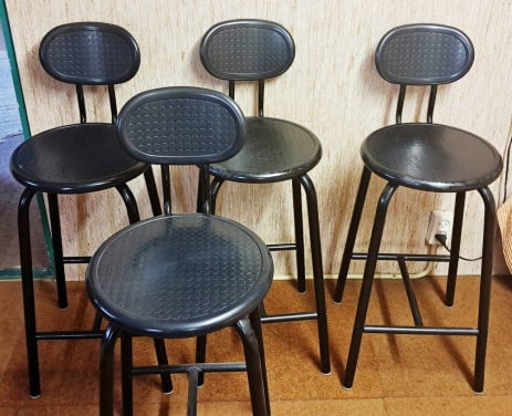 4 barkrukken, Zwart gekleurd, kunststof zitting, metalen poten