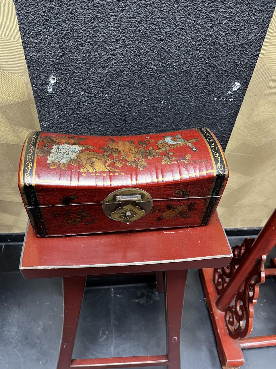 Hoge oud Chinese bijzettafel