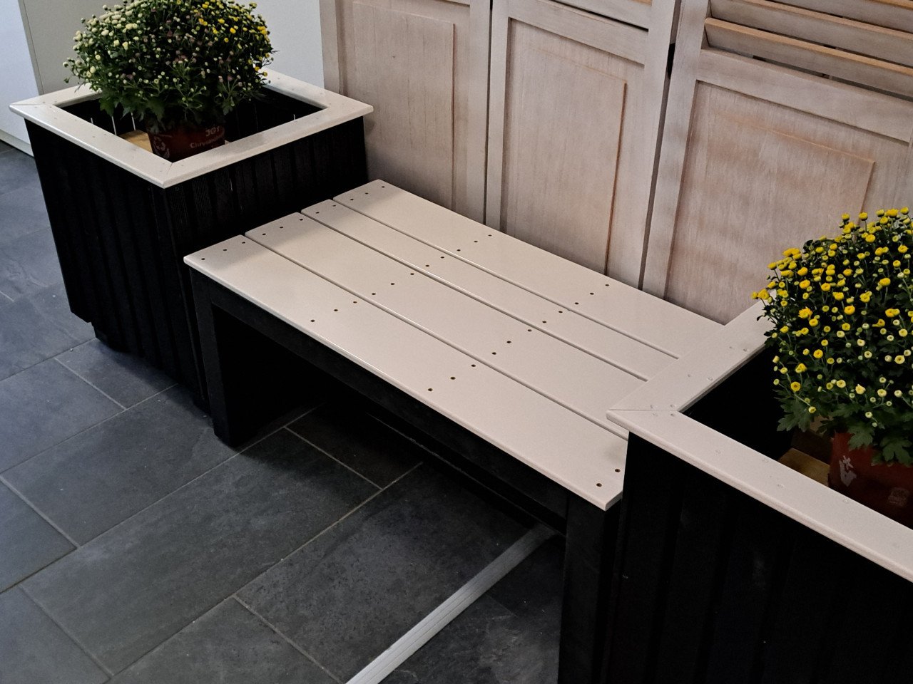 Mooie, stevige tuinbank incl. 2 plantenbakken - strak design