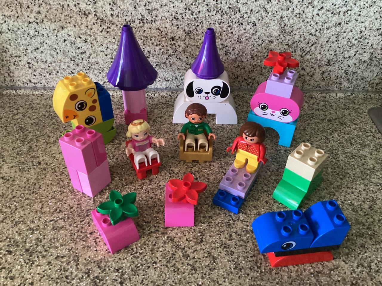 Heel veel Lego Duplo in vele kleuren en maten van blokjes. Poppetjes. Auto