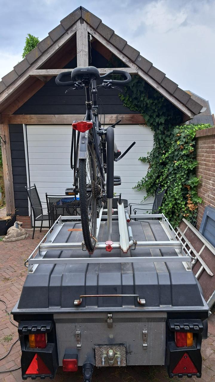 Lichtgewicht aanhanger te huur – waterdicht & met fietsendrager!
