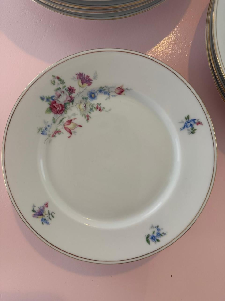 Ontbijt- en dinerborden met bloemboeketjes