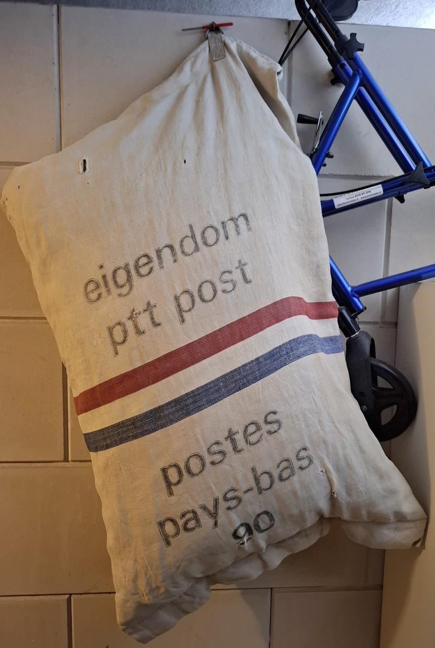 Te koop; 2 st. PTT postzak loungebank kussens