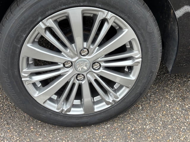 Peugeot 208 blue l. allure 1.2 pt-82pk | navigatie & bluetooth & applecarpl