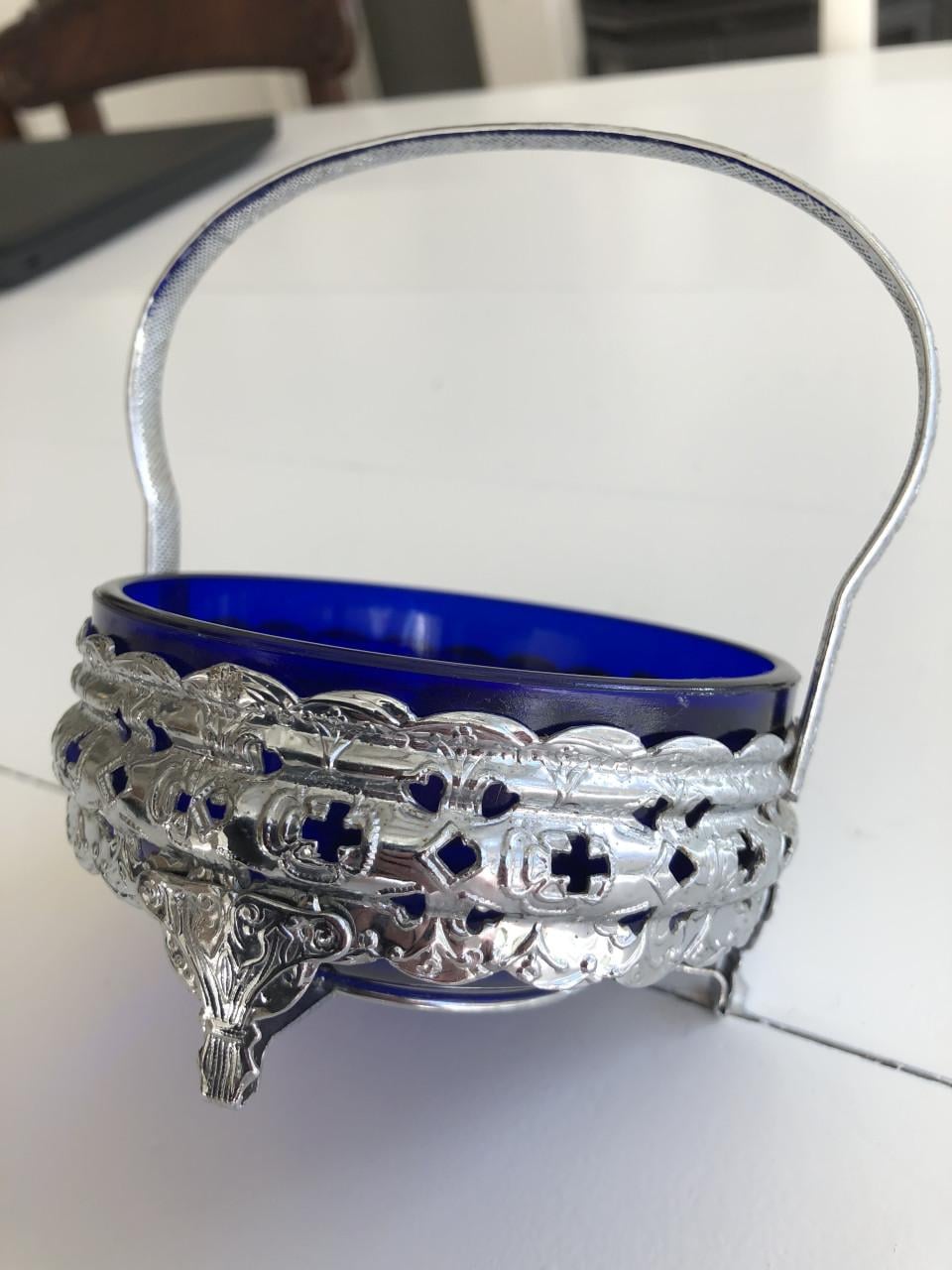 Lief brocante suikerschaaltje van blauw glas in metalen houdertje