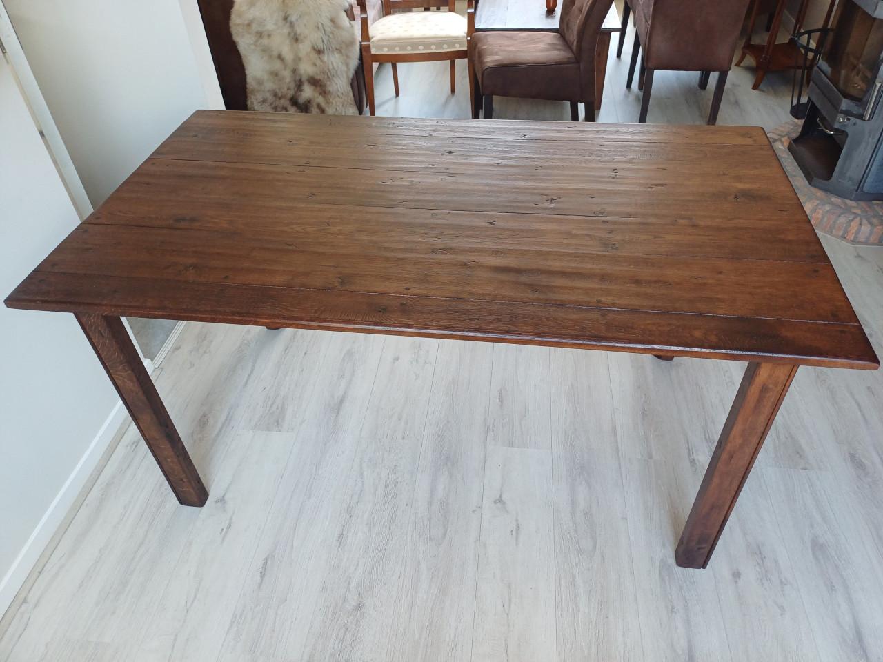 Eikenhouten eettafel en eettafelstoelen