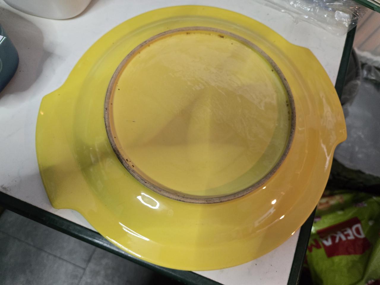 Gele keramische (taart of fruit)schaal. Diameter 25.8 cm Helemaal gaaf.