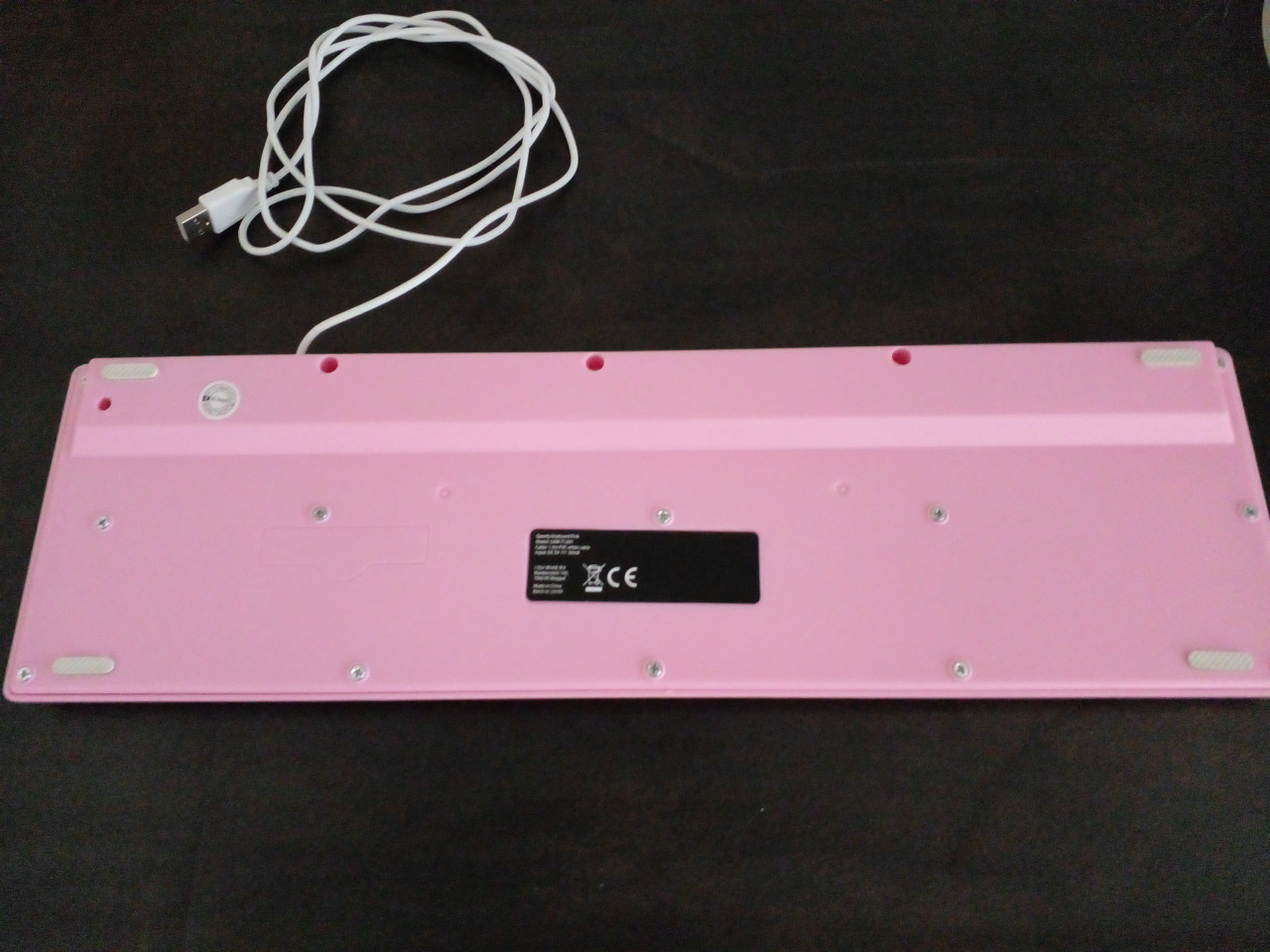 Roze toetsenbord met usb aansluiting.