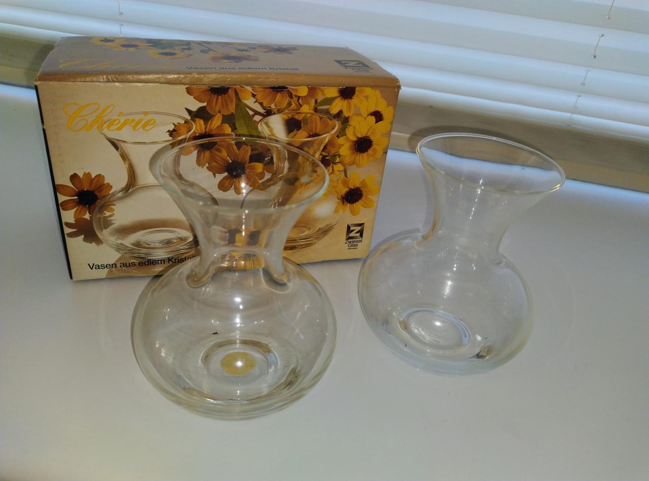 Set van twee glazen vaasjes