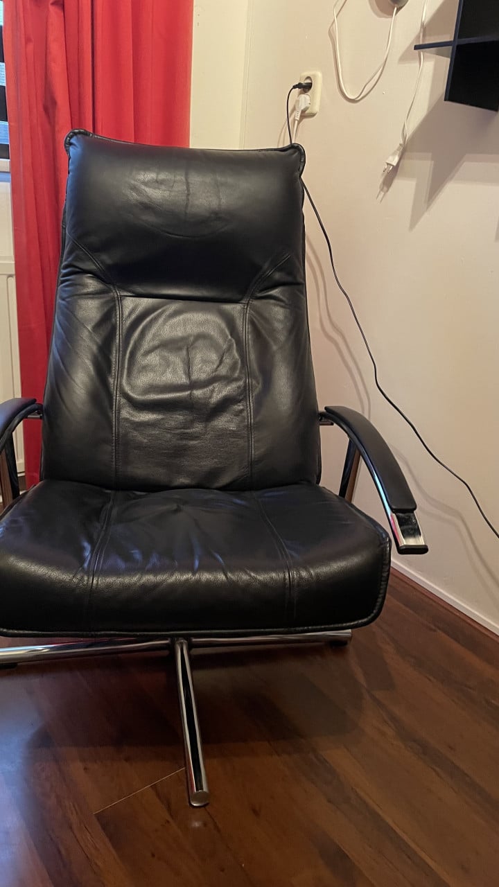 Lederen stoel. 360 graden draaibaai en kantelbaar in de rug.