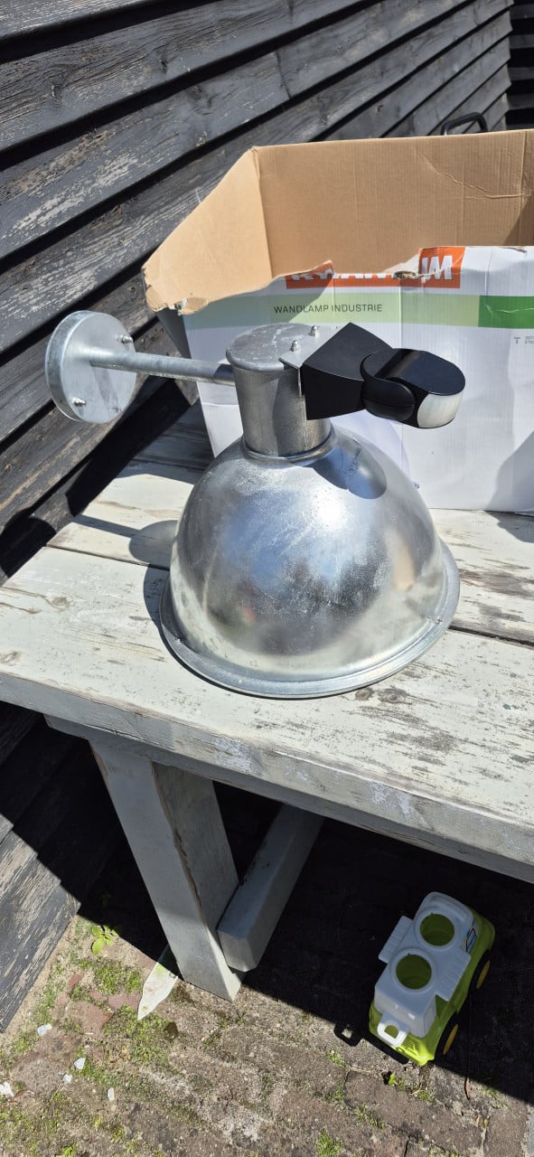 2 buitenlampen van de Kwantum, 1 met bewegingssensor.