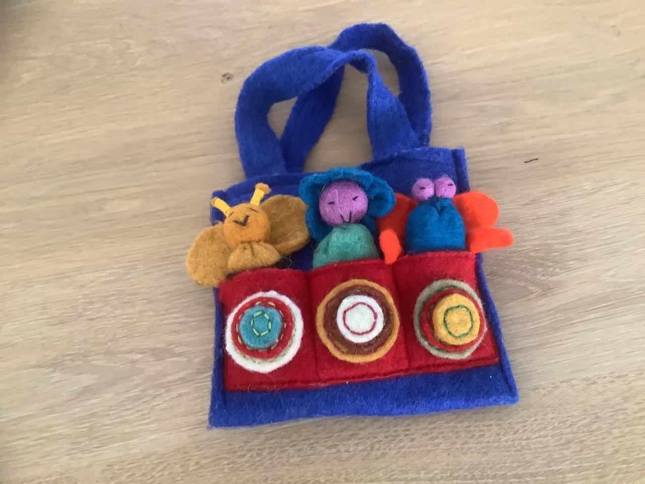 Vikten tasje met 3 vingerpopjes