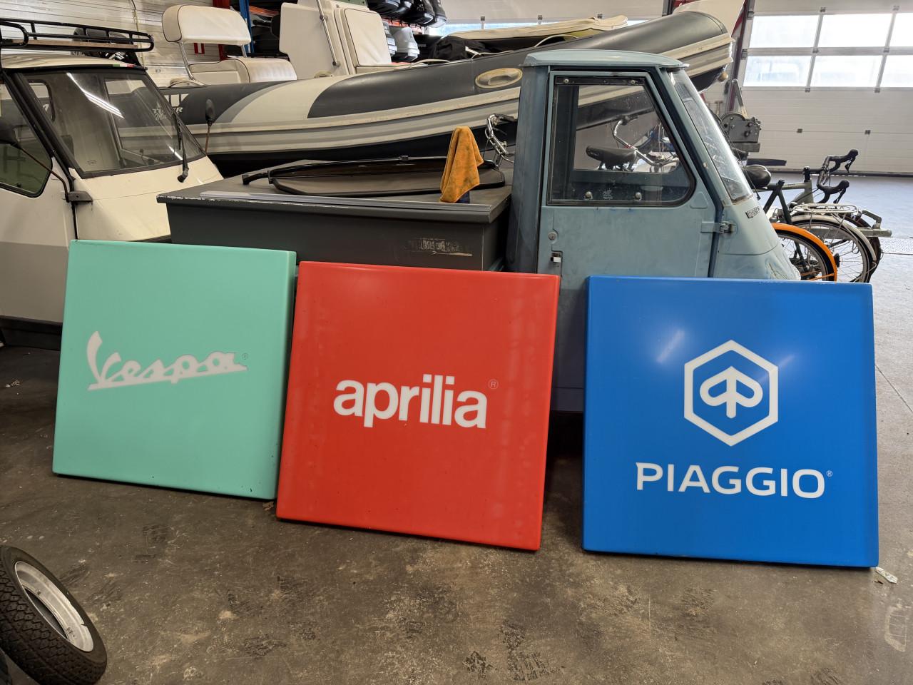 Vespa Aprilia en Piaggio reclame borden