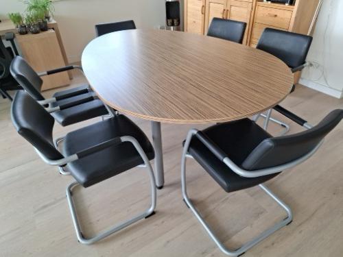 Eethoek -eivormige tafel met 4 of 6 stoelen met armleuning (zie foto’s)