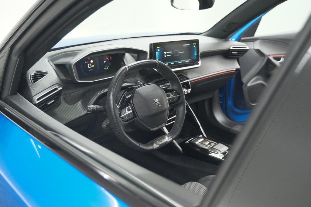 Peugeot E-2008 ev gt 50 kwh | 3 fase | trekhaak | panoramadak | adaptieve c
