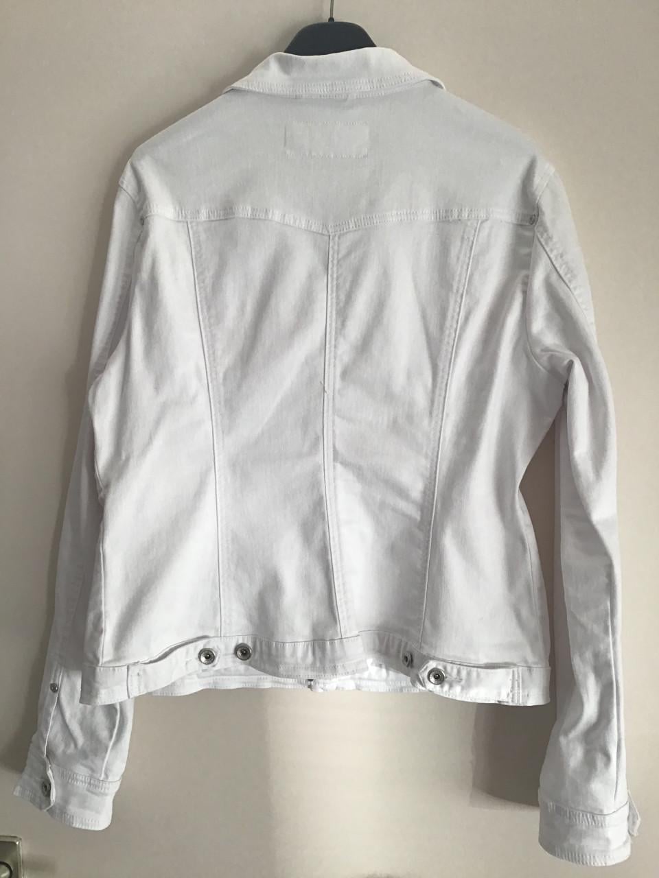 Wit spijkerjasje