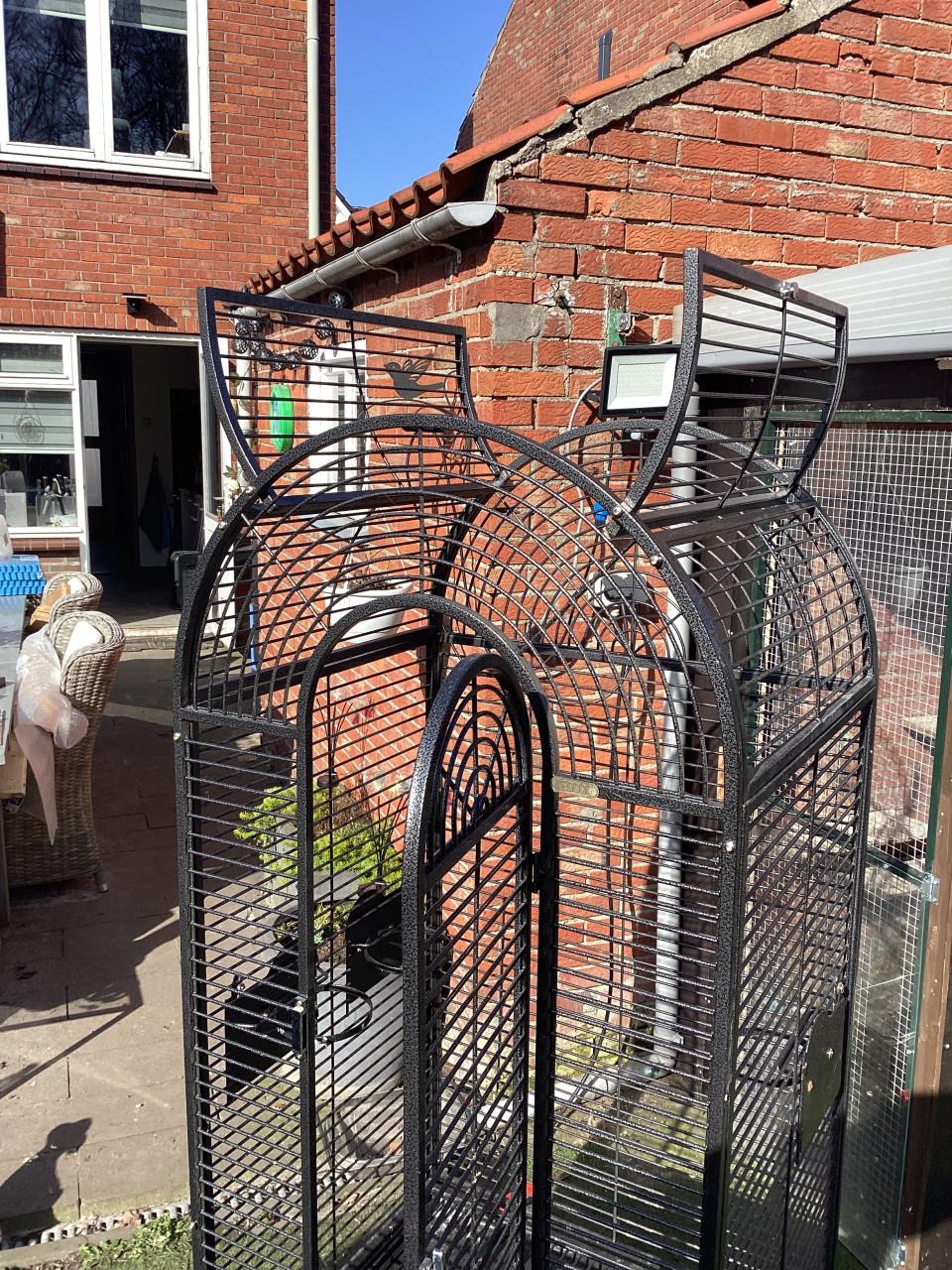 Papegaaienkooi en standaard