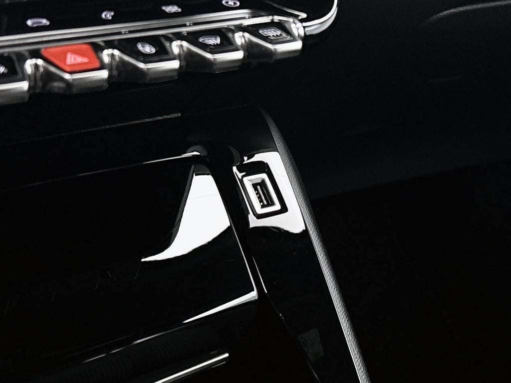 Peugeot E-2008 ev gt pack 50 kwh | rijklaar | achteruitrijcamera | parkeers