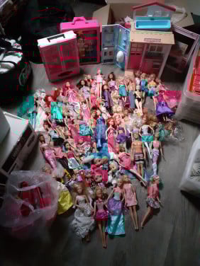 Barbie poppen ,huis, kleding, accessoires