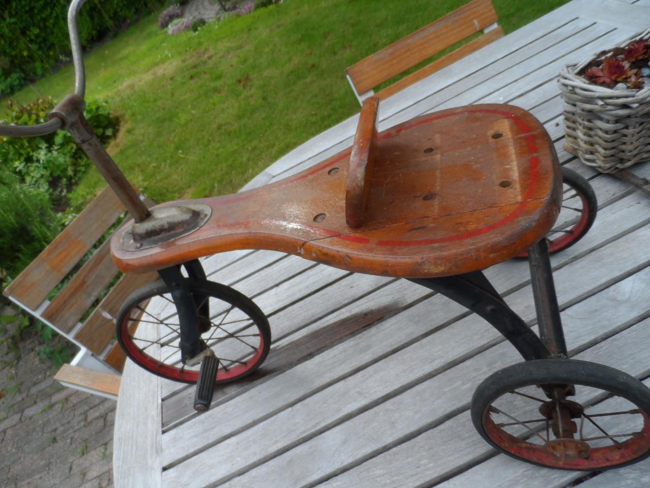 Antieke driewieler +/_ 75 jaar oud