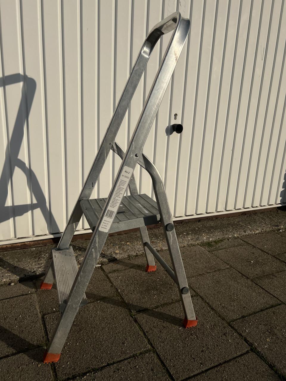 Aluminium keuken/ huishoudtrap 2 treden draagvermogen 150 kg.