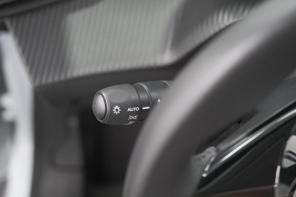 Peugeot 208 1.2 hybrid 110 e-dcs6 allure | climate control | apple carplay 