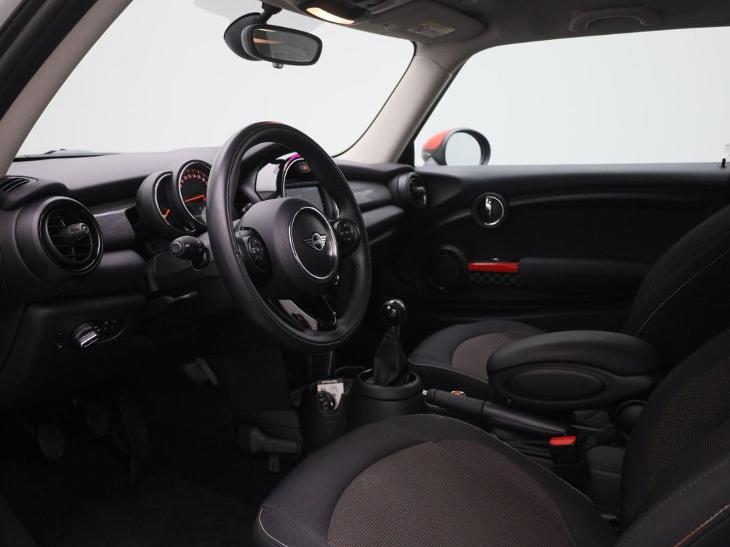 Mini Cooper mini 1.5 | lmv | parkeer sensoren | navigatie | airco | cruise 