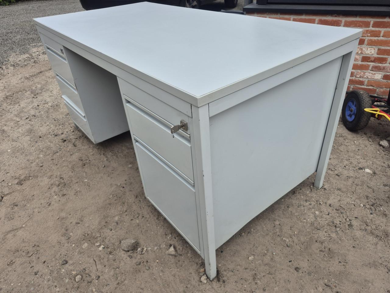 Bureau van ijzer