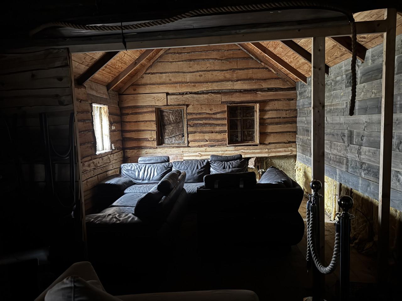 Grote Blokhut zelf afbreken en meenemen.