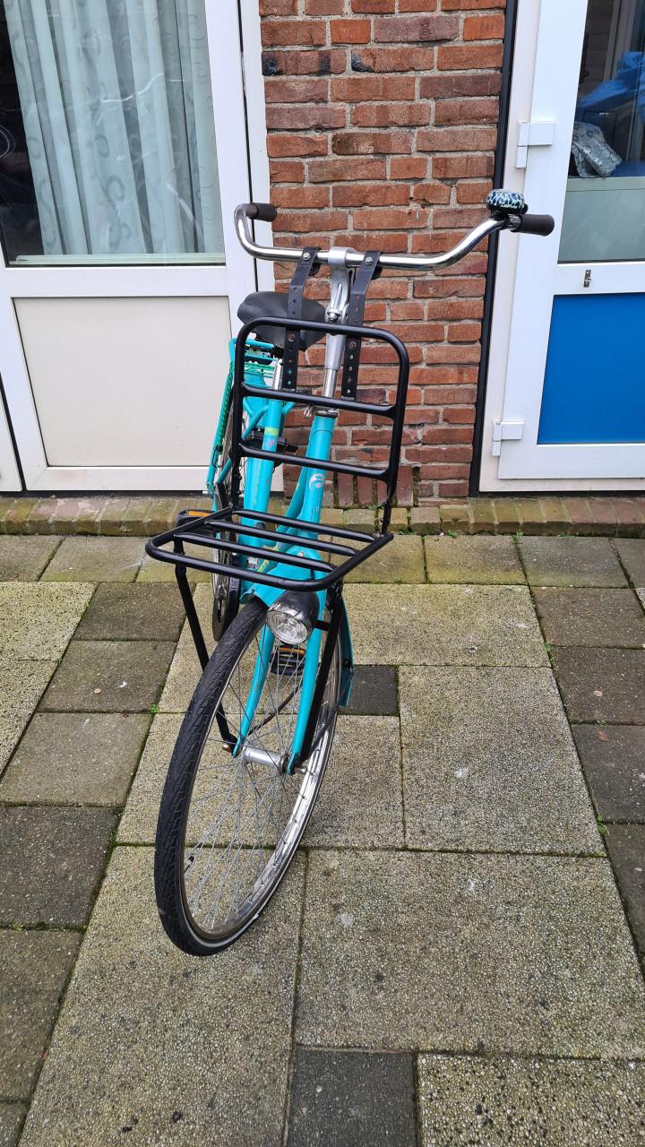 Dames fiets 26 inch-Fr.maat 48cm met voordrager en met traprem achter