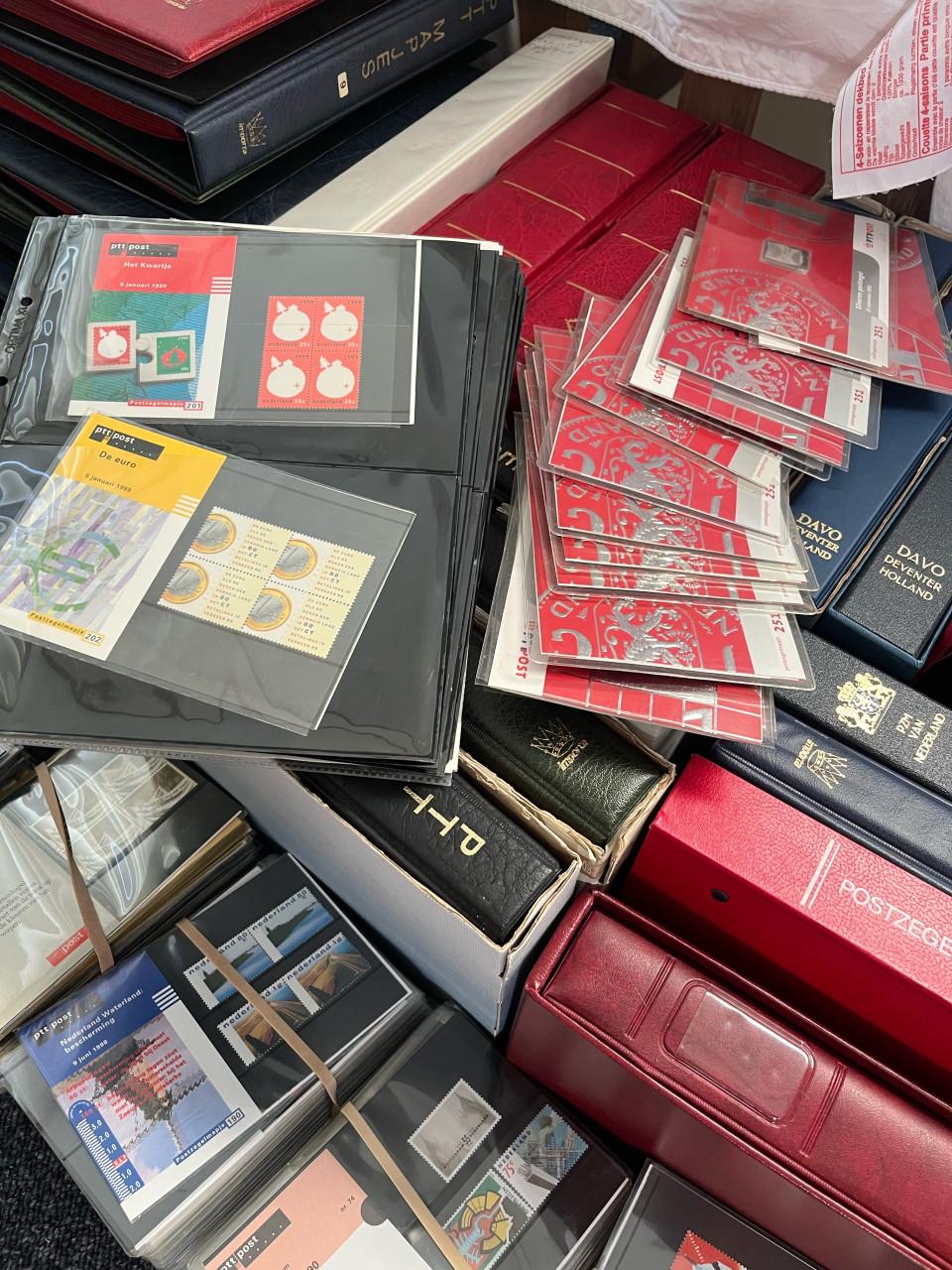 Grote partij postzegelmapjes 3400 stuks