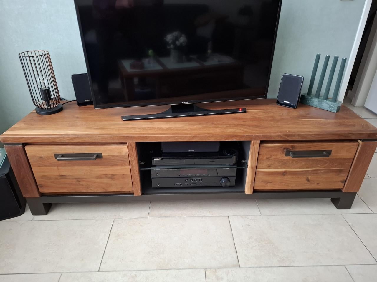 TV/radiomeubel van Henders en Hazel