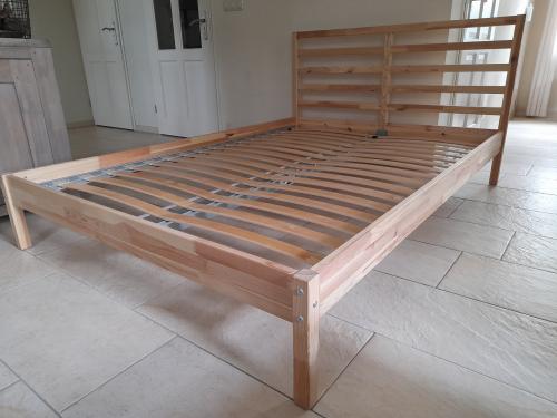 2 Persoons bed 140 x 200 (in goede nette staat )