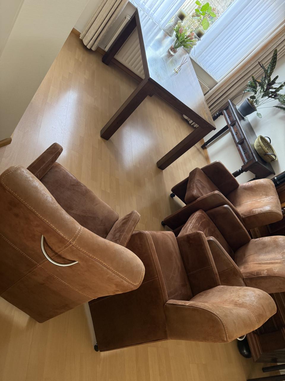 Eettafel (teak) en 4 bijbehorende heel goed zittende stoelen.