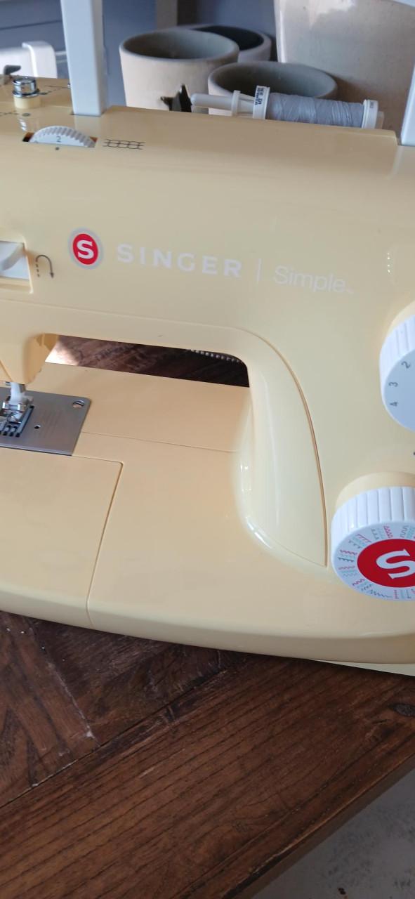 Singer Simple 3223 naaimachine – pastel geel – € 80,- 🧵💛