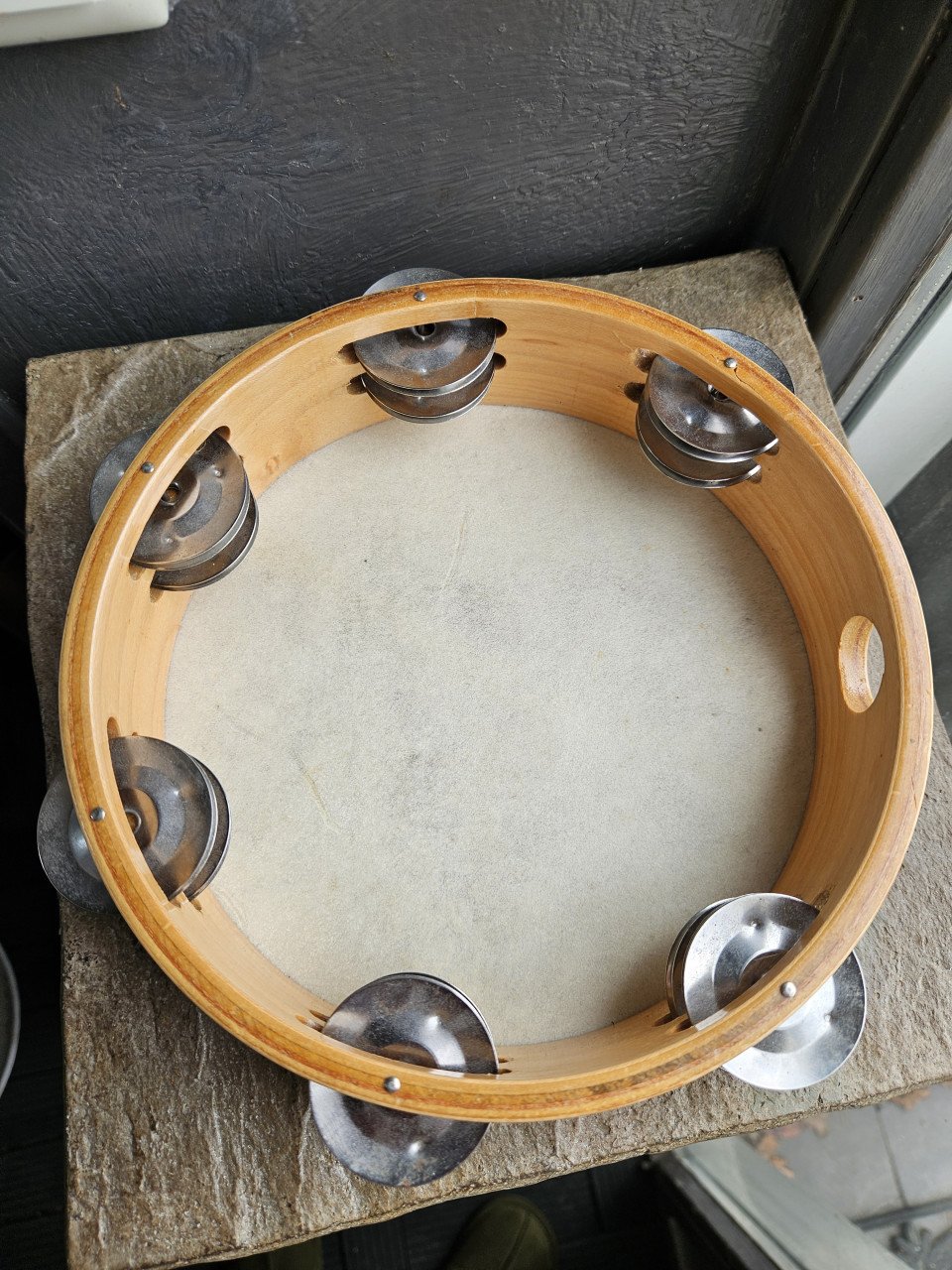 Mooi vintage houten tamboerijn met 24 schellen en varkenshuid...