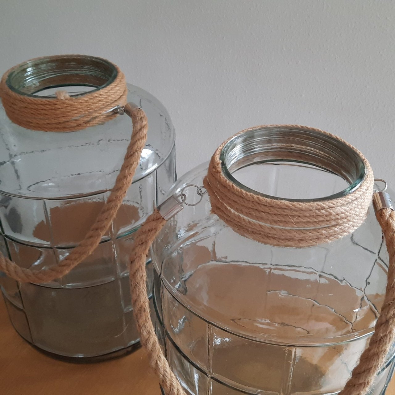 Te koop: Glaspot van zwaar glas met dik touw