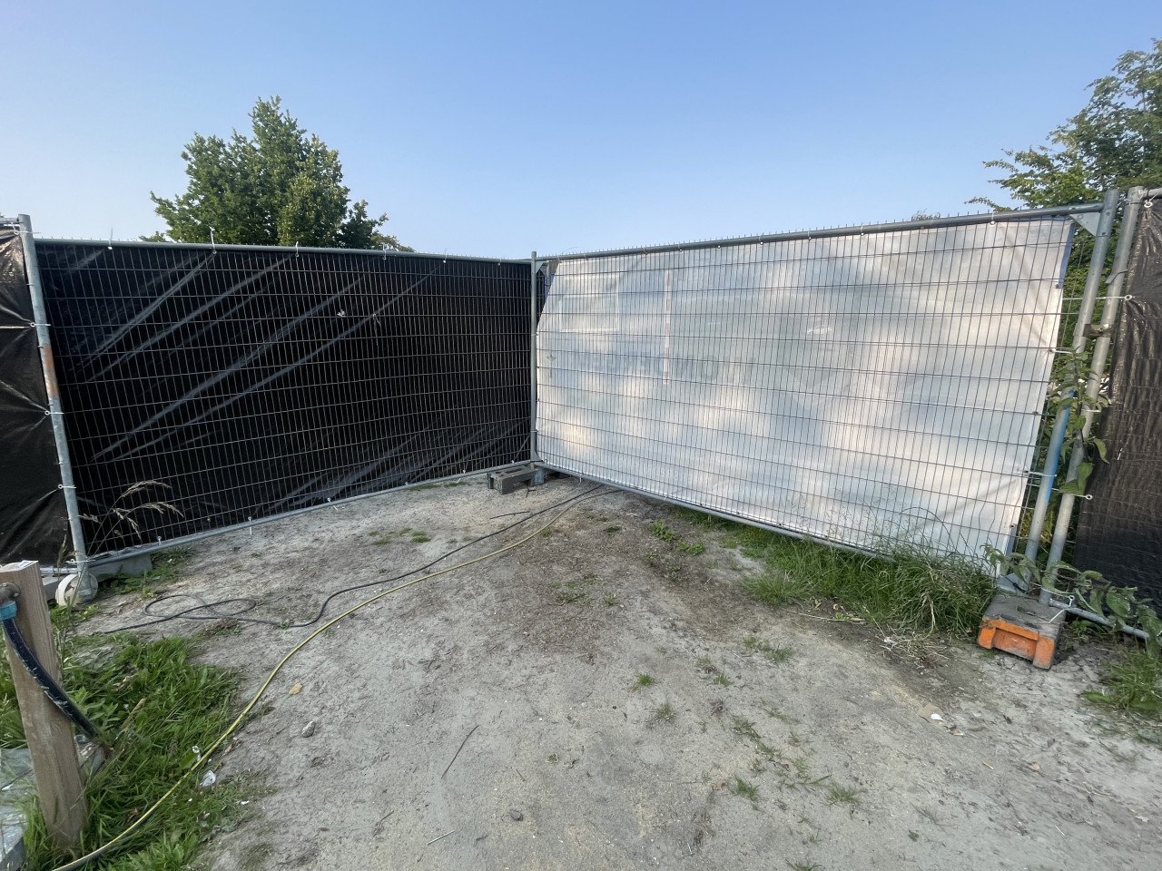 +/- 40 bouwhekken + bouwmeterkast + waterput