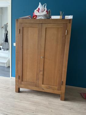 (Tv) kast vermoedelijk eikenhout