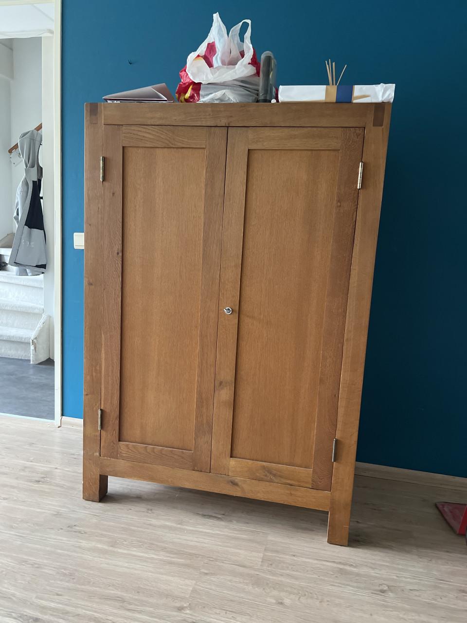 (Tv) kast vermoedelijk eikenhout