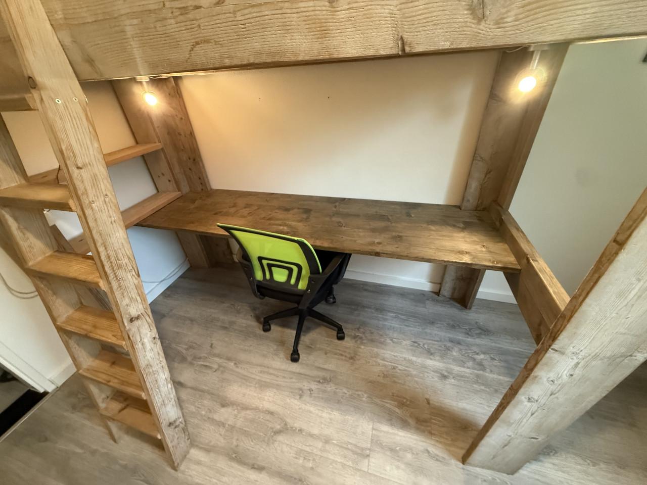 Hoogslaper incl bureau van steigerhout