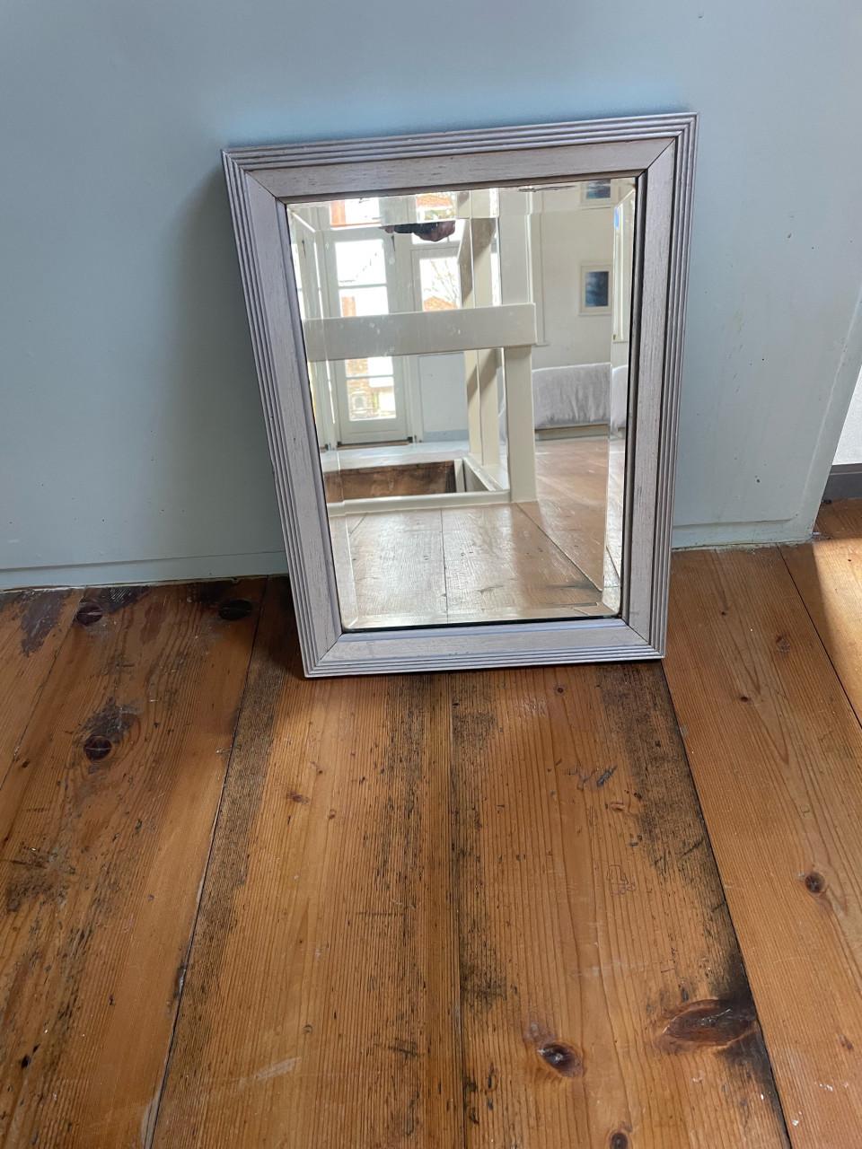 Twee oude spiegels met zilveren houten lijst