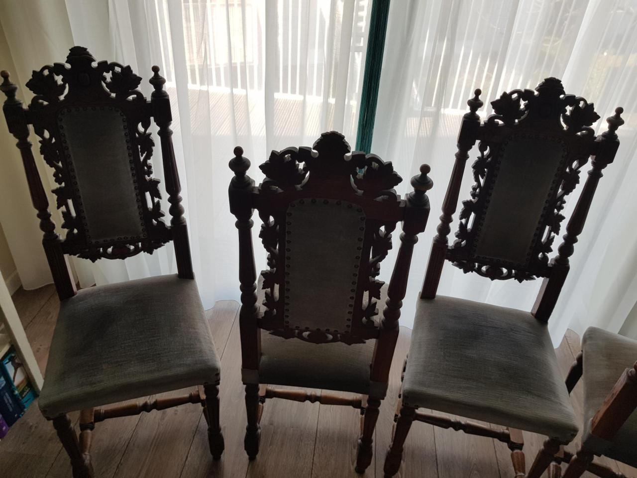 4 BROCANTE 'klooster' stoelen, voorheen in een klooster in belgie gestaan