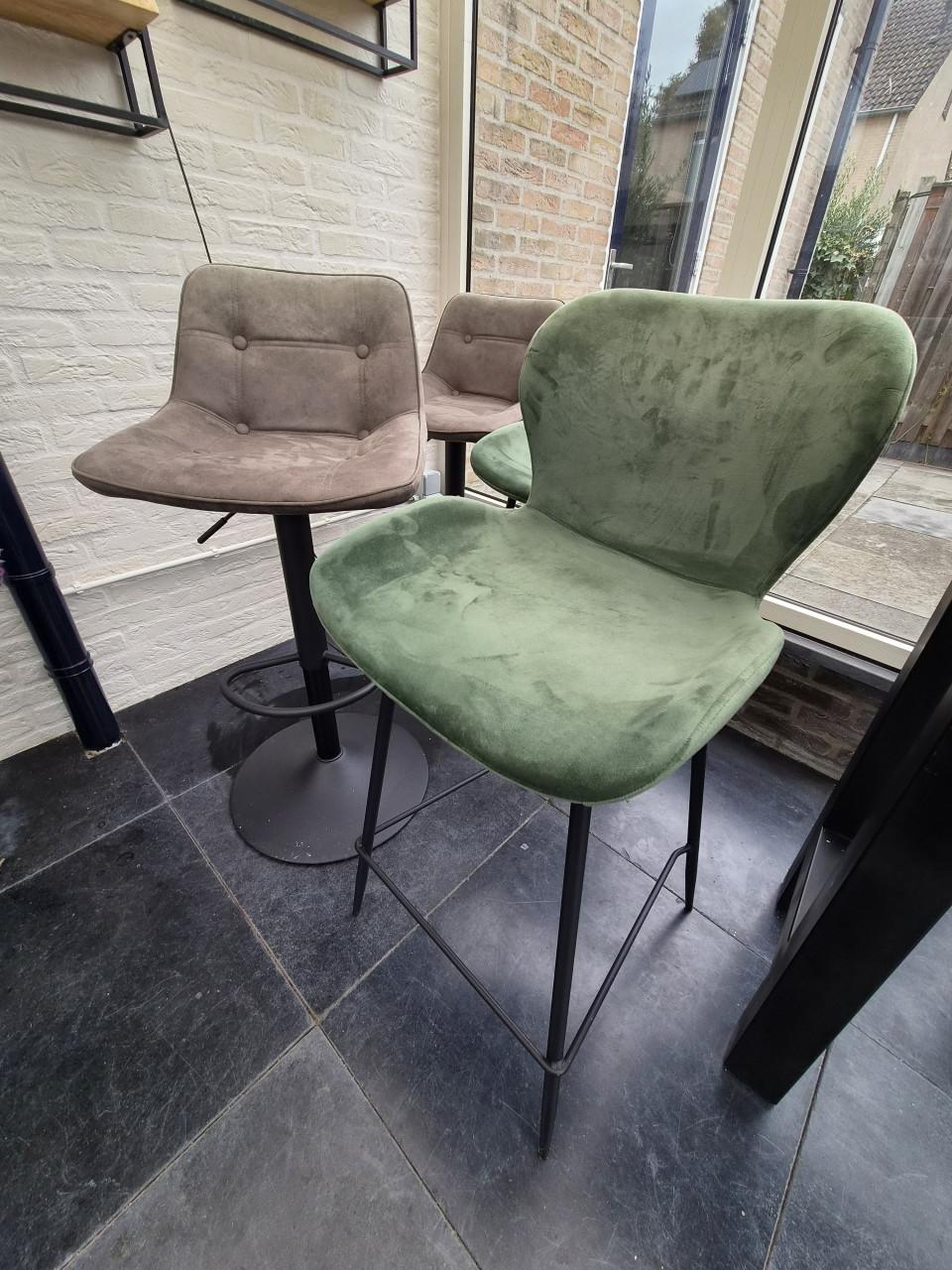 Bartafel met 4 krukken