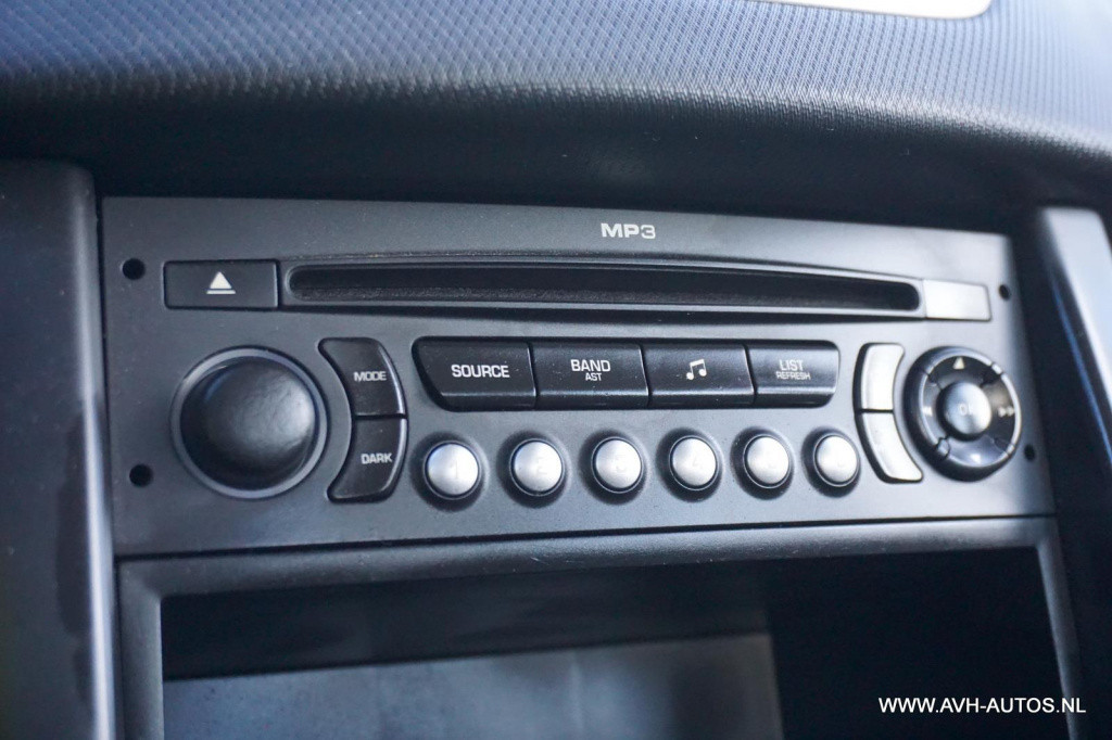 Peugeot 207 1.4-16v color-line